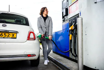mierlo-een-vrouw-tankt-benzine-bij-een-onbemand-tango-tankstation-in-mierlo-de-prijs-voor-brandstof.webp