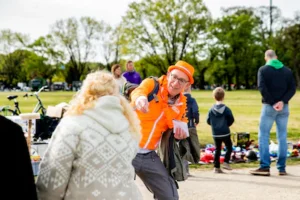 nijmegen-dg20260424-2542-journalist-maarten-reith-shopt-oranje-outfit-bij-elkaar-op-de-vrijmarkt-in.webp
