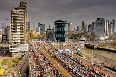 serie-afgekocht-adr-start-nn-marathon-rotterdam-bij-de-erasmusbrug-foto-bart-hoogveld.webp