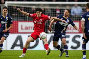 2026-05-06-19-19-52-almere-l-r-bas-huisman-of-almere-city-fc-thomas-kok-of-de-graafschap-tijdens-de.webp