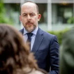 2026-05-08-09-49-18-den-haag-bart-van-den-brink-vicepremier-en-minister-van-asiel-en-migratie-staat.webp