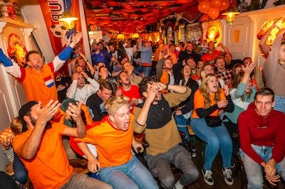 ar20221121-0012-gouda-cafe-de-tapperij-is-ouderwets-afgeladen-met-oranjefans-voor-de-eerste-wk-wedst.jpeg