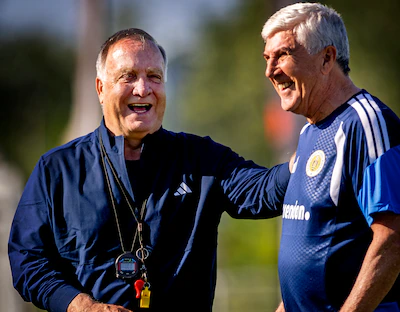 eerste-training-curacao-bij-sjc-noordwijk-dick-advocaat-heeft-plezier-met-zijn-maat-cor-pot-foto-pim.webp