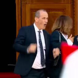 hongaarse-minister-danst-uitbundig-na-inauguratie-nieuwe-premier.jpg