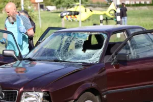 in-de-voorruit-van-de-auto-zit-een-gat.webp