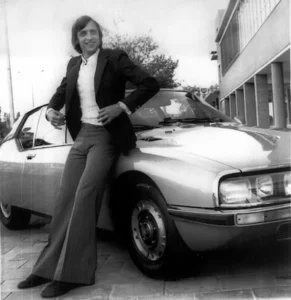 johan-cruijff-leunt-tegen-zijn-nieuwe-auto-een-citroen-sm-amsterdam-15-juni-1972.webp