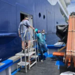 jolanda-stapt-van-de-mv-hondius-op-tenerife.webp