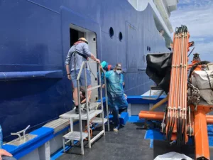 jolanda-stapt-van-de-mv-hondius-op-tenerife.webp
