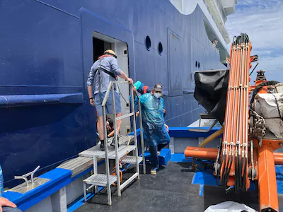 jolanda-stapt-van-de-mv-hondius-op-tenerife.webp
