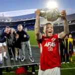jordy-clasie-met-de-dennenappel-na-het-winnen-van-de-beker-met-az-inzet-hij-viert-het-feestje-ook-me.webp