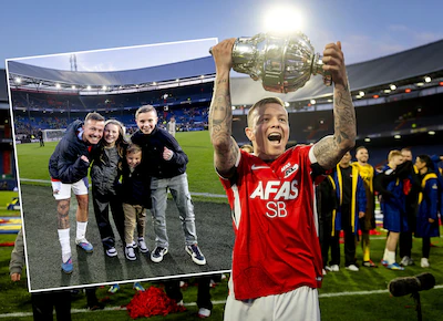 jordy-clasie-met-de-dennenappel-na-het-winnen-van-de-beker-met-az-inzet-hij-viert-het-feestje-ook-me.webp