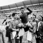 l-attaquant-francais-just-fontaine-est-porte-en-triomphe-par-ses-coequipiers-yvon-douis-andre-lerond.webp