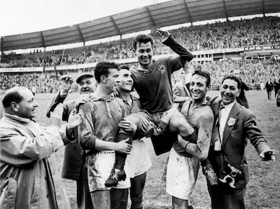 l-attaquant-francais-just-fontaine-est-porte-en-triomphe-par-ses-coequipiers-yvon-douis-andre-lerond.webp