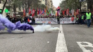 latas-de-humo-frente-a-la-cabecera-de-la-manifestacion-del-sector-de-la-educacion-en-el-primer-dia-d.webp