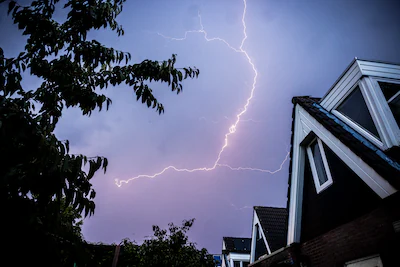 mierlo-bliksem-en-onweer-boven-een-woonwijk-in-mierlo-het-knmi-heeft-code-geel-afgegeven-voor-braban.webp