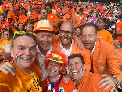 patrick-otten-tweede-van-links-en-zijn-kameraden-gaan-naar-alle-wedstrijden.webp