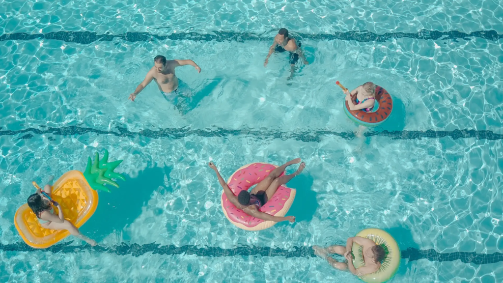 personas-en-la-piscina.png