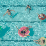 personas-en-la-piscina.png