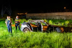 politie-bij-het-beschadigde-voertuig-op-de-a15.webp