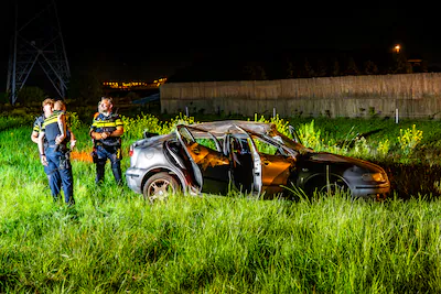 politie-bij-het-beschadigde-voertuig-op-de-a15.webp