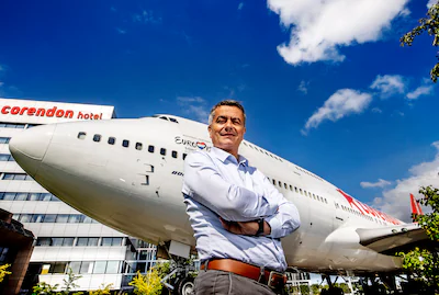 portret-van-ceo-van-corendon-atilay-uslu-voor-de-boeing-in-de-tuin-van-het-corendon-village-hotel-he.webp