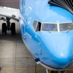 schiphol-een-vliegtuig-van-klm-op-schiphol-airport-nu-de-coronamaatregelen-steeds-meer-worden-versoe.webp