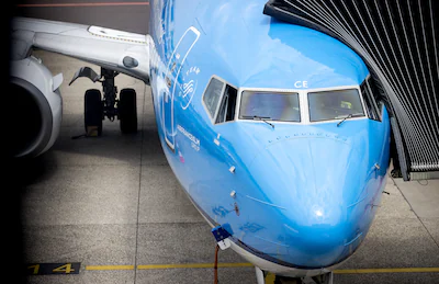 schiphol-een-vliegtuig-van-klm-op-schiphol-airport-nu-de-coronamaatregelen-steeds-meer-worden-versoe.webp