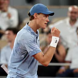 sinner-begint-jacht-op-eerste-roland-garros-titel-met-overtuigende-zege.jpg