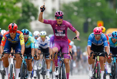 soudal-quick-step-french-rider-paul-magnier-wearing-the-points-classification-mauve-jersey-maglia-ci.webp