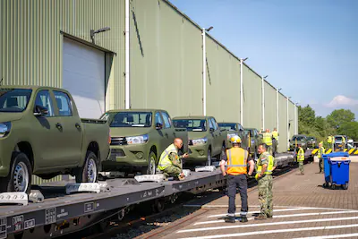 tt20260518-36632-almelo-22-05-2026-defensie-zet-in-almelo-ruim-60-pickups-op-een-trein-richting-oekr.webp