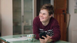 un-joven-con-sindrome-de-down-y-su-telefono-movil.jpeg