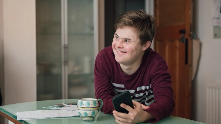 un-joven-con-sindrome-de-down-y-su-telefono-movil.jpeg