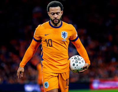 wk-kwalificatie-nederland-finland-memphis-depay-loopt-naar-de-cornervlag-foto-pim-ras.webp