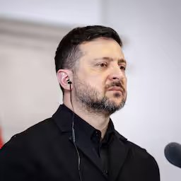 zelensky-kondigt-legerhervormingen-aan-hoger-loon-en-eervol-ontslag.jpg