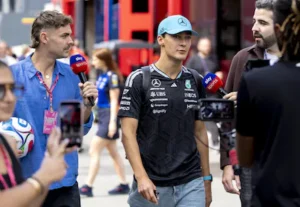 2026-06-11-11-01-48-barcelona-george-russell-mercedes-wordt-geinterviewd-door-sky-sports-op-het-circ.webp