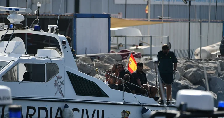 EuropaPress_3877987_lancha_guardia_civil_lleva_13_migrantes_bordo_agosto_2021_calamocarro_ceuta-U268.webp
