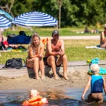 ar20240812-0005-voor-de-zwemplek-bij-strand-zomer-geldt-een-negatief-zwemadvies-vanwege-blauwalg-maa.webp