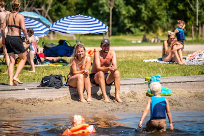 ar20240812-0005-voor-de-zwemplek-bij-strand-zomer-geldt-een-negatief-zwemadvies-vanwege-blauwalg-maa.webp