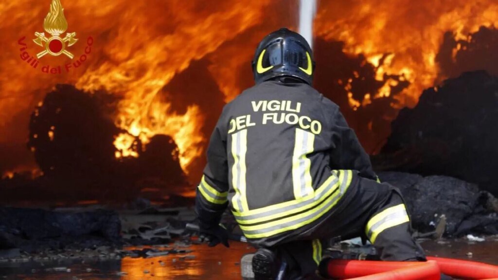 bomberos-de-italia-en-una-imagen-de-archivo.jpeg