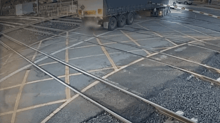 c561924311db048c4e1b6969ef65d3eb5a32094b0d94d127f4bf882592c5dd84.gif
