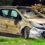 de-auto-raakte-fors-beschadigd.webp