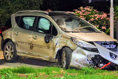 de-auto-raakte-fors-beschadigd.webp