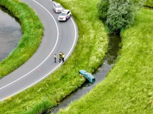 de-auto-raakte-met-de-achterkant-te-water.webp