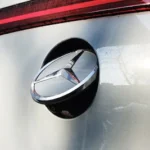 deze-klep-staat-soms-open-bij-mercedes-modellen-op-rotondes-en-dit-is-de-reden.webp