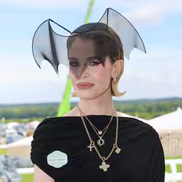 dochter-van-overleden-ozzy-osbourne-eert-vader-met-vleermuizenhoed.jpg