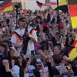 duitse-wk-fans-springen-massaal-mee-op-muziek-van-saxofonist.jpg