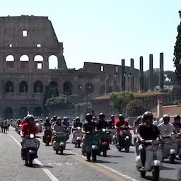 duizenden-scooterrijders-vieren-80-jarige-bestaan-van-vespa-in-rome.jpg