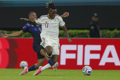 epa13068117-nicolas-de-la-cruz-l-of-uruguay-vies-for-the-ball-with-nico-williams-r-of-spain-during-t.webp