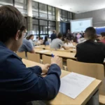 estudiantes-en-un-aula-durante-el-inicio-de-un-examen-el-primer-dia-de-la-evaluacion-de-acceso-a-la.webp