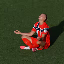 haaland-toont-klasse-met-twee-goals-voor-noorwegen-bij-ruime-wk-zege-op-irak.jpg